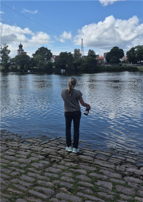 Autorin Simone Giesler bei einer Wasserprobenahme am Neckar. © Simone Giesler