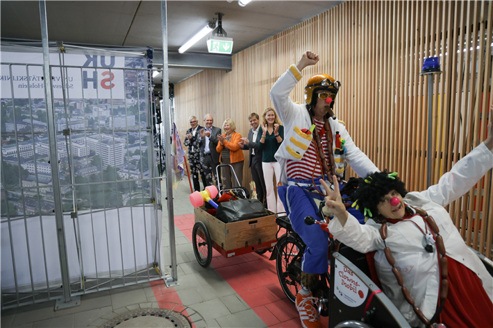 Die Klinikclowns des UKSH waren die ersten, die mit ihrem Lastenrad die neue Mobilitätsstation befahren durften. Ab sofort ist die Station für die berechtigten Nutzerinnen und Nutzer geöffnet. &copy; UKSH