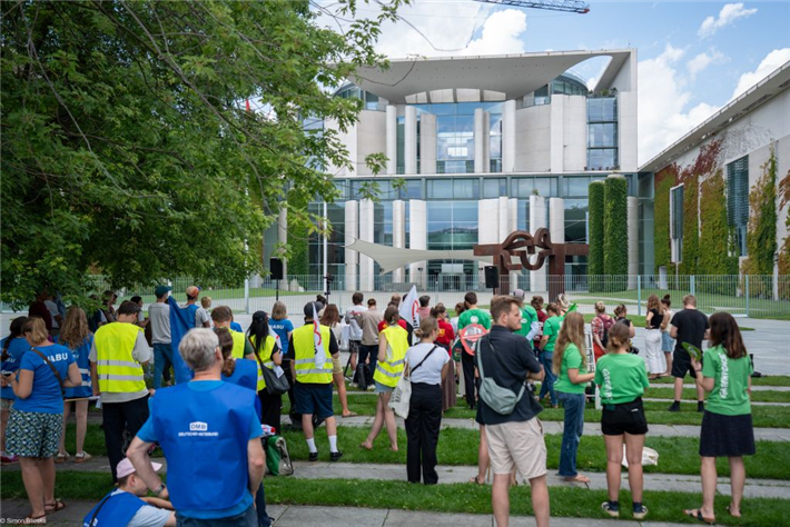 Mit einer bildstarken Aktion vor dem Bundeskanzleramt hat das Bündnis heute seinen Forderungen Nachdruck verliehen. &copy; Simon Blieske