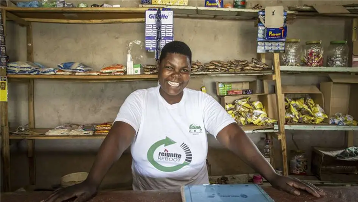 ABC-Projekt in Simbabwe: Mary Magombedze zeigt Lebensmittel in ihrem Laden. Mary nahm am Micro Entrepreneurship Training (MET) Workshop teil. Nach dem Training startete sie ihr Unternehmen. &copy; Brazier/Welthungerhilfe