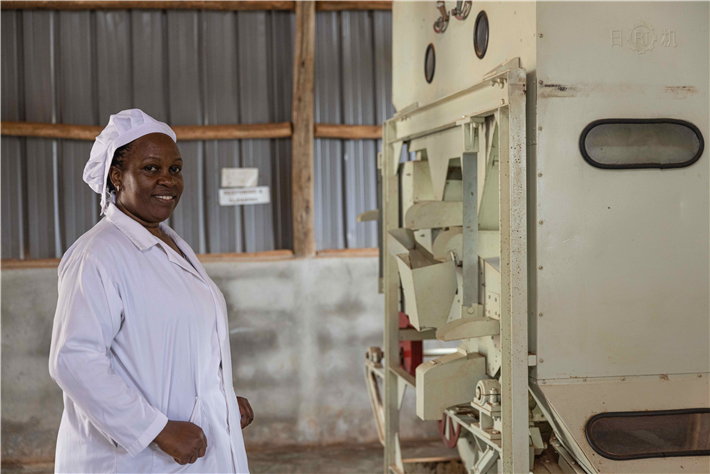  Miriam Akoramazima, Gründerin und Geschäftsführerin von Glory Revolution Limited, in ihrer Produktionsstätte in Wakiso, Uganda. &copy; Esther Mbabazi/Welthungerhilfe