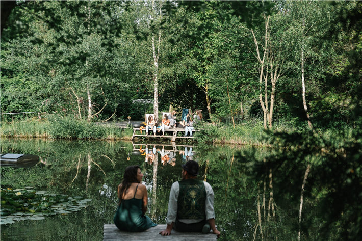 Sommerliche Mittagspause am Sonnendeck des Zukunftsortes ''Wir bauen Zukunft''. &copy; Michael Taterka