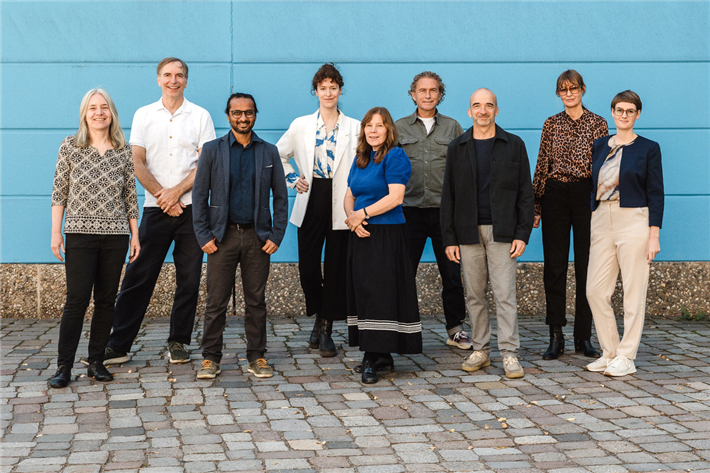 Jury 2026: von links nach rechts: Dr. Bettina Rechenberg (UBA), Michael Volkmer, Siddharth Prakash, Kathrin Ludwig (BMUKN), Paula Raché, Werner Aisslinger, Prof. Matthias Held, Prof. Nanni Grau, Ina Budde © Sandra Kühnapfel / IDZ