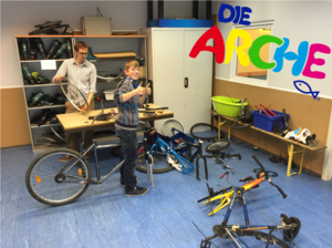 Nur zwei der von Zwei Dabei unterstützten Projekte: Die Fahrrad-Werkstätte der Arche in Berlin und der TV Eilbeck
