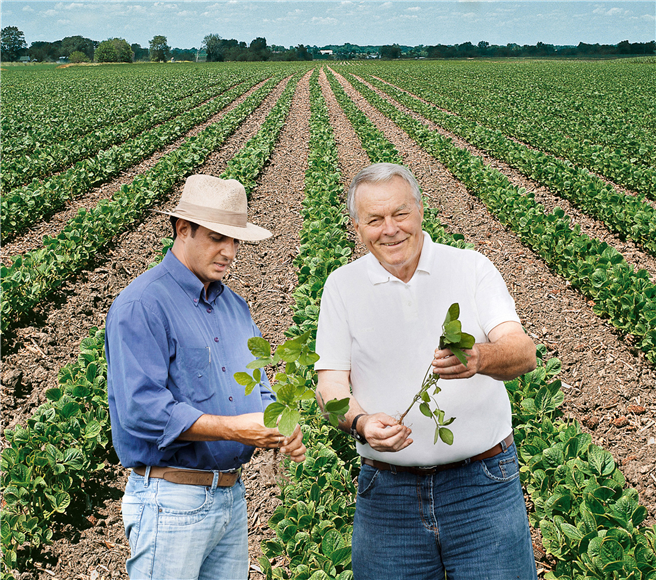 Bayer steht Landwirten weltweit zur Seite: Die Landwirte Theodorus Sanders (rechts) und Baltazar Fernandes inspizieren das Wachstum von Sojapflanzen im Südosten Brasiliens. Foto: Bayer CropScience AG 