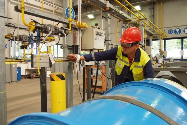 Arbeitssicherheit hat bei Brenntag oberste Priorität. Die Mitarbeiter sind in der richtigen Bedienung von Maschinen und Geräten geschult und tragen eine geeignete persönliche Schutzausrüstung. Foto: Brenntag