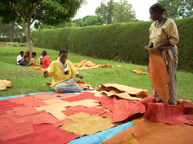 Bauern und Handwerker in Uganda erfahren eine neue Lebensgrundlage © BARK CLOTH