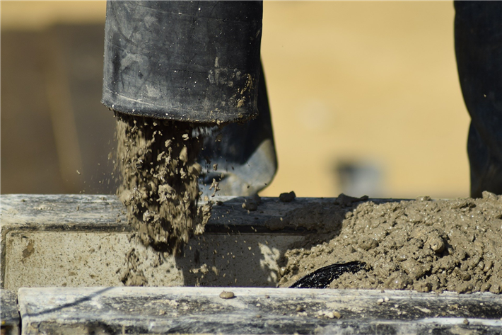 Zement bildet das Bindemittel in den Baustoffen Mörtel und Beton. Beide Baustoffe bestehen aus Wasser, Zement und einer Gesteinskörnung. Mit verschiedenen, meist chemischen Zusatzstoffen lassen sich die Eigenschaften der Baustoffe modifizieren. © annawaldl, pixabay.com