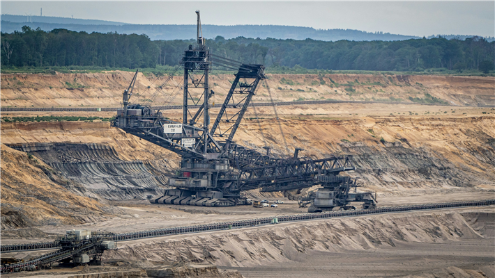 Der Tagebau Hambach ist der größte von der RWE Power AG betriebene Tagebau im Rheinischen Braunkohlerevier und die größte Braunkohlegrube Europas. &copy; Chris Münch, unsplash.com