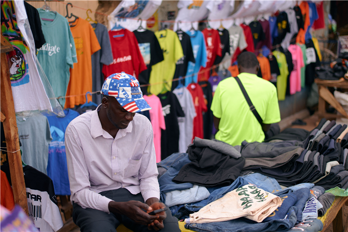 Die DUH befürchtet, dass der Export nutzbarer Kleidung in afrikanische Länder weiter zunehmen und die Textilmüllberge dort vergrößern wird. &copy; jagaba, pexels.com