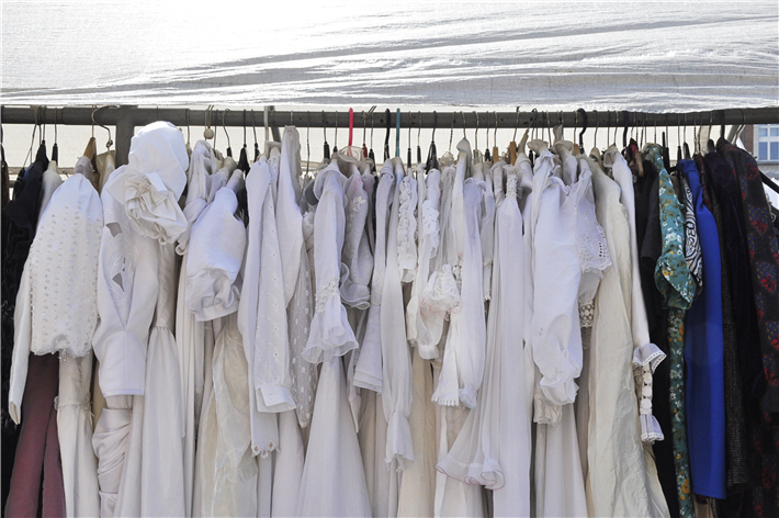 Große Unternehmen dürfen unverkaufte Kleidung, Schuhe und bestimmte Modeaccessoires nicht mehr entsorgen oder vernichten. &copy; extrabrandt, pixabay.com
