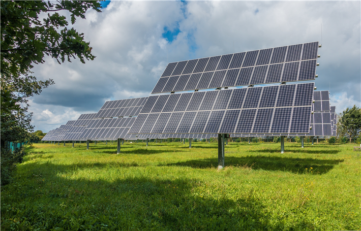 Bürgerinnen und Bürger, Energiegenossenschaften sowie lokale Gemeinschaften erhalten einen rechtlichen Rahmen, um gemeinsam erzeugten Strom aus erneuerbaren Energien über das öffentliche Stromnetz zu teilen. &copy; mrganso, pixabay.com