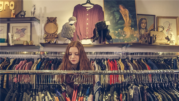 Secondhand einkaufen hat längst sein verstaubtes Image verloren. Auch Prominente wie Model und Influencerin Marie Nasemann setzen sich für dieses Nachhaltige Konsumverhalten ein. © StockSnap, pixabay.com 