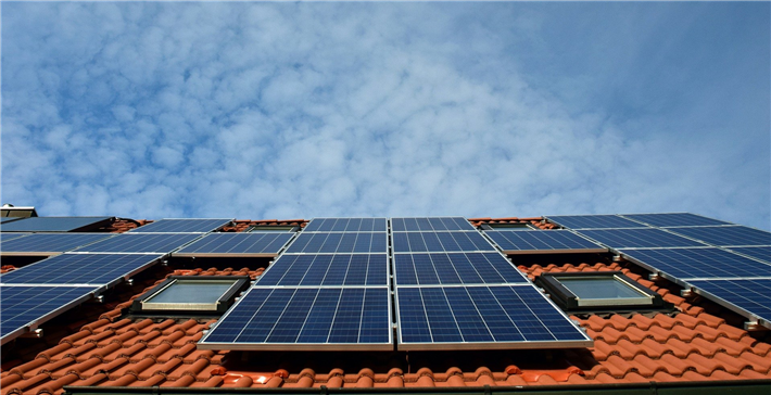 Eine der Forderungen des BNW: Bundesweite Solardachpflicht für Neubauten und bei grundlegenden Dachsanierungen.© Ulrike Leone, pixabay.com