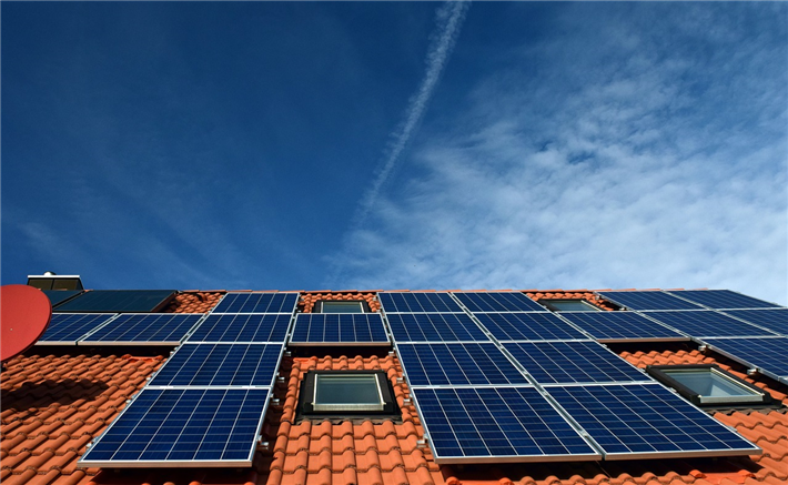 Eine Solaranlage auf dem Dach zur Stromerzeugung betrachten 62 Prozent der Befragten als entscheidend, das sind knapp 10 Prozent mehr als im Vorjahr. © ulleo, pixabay.com