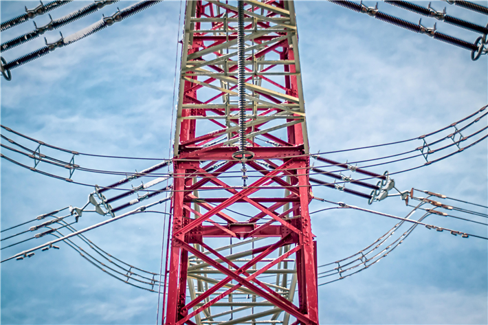 Fast jede zweite Kommune nennt fehlende Kapazitäten im Verteilnetz (46 Prozent) oder Engpässe bei Umspannwerken (39 Prozent). &copy; analogicus, pixabay.com