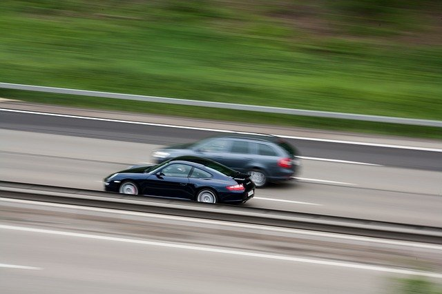 Eine breite und klare Mehrheit der Befragten spricht sich für ein Tempolimit von 130 km/h auf Autobahnen aus. © Christine Sponchia, Pixabay.com