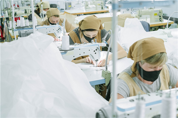 Gerade in der Textilindustrie herrschen häufig prekäre Arbeitsbedingungen. © Ivan Samkov, pexels.com