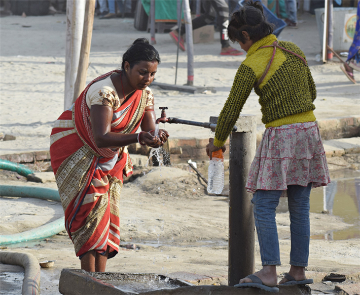 Durch stärkeres Händewaschen und Desinfizieren wird mehr Wasser verbraucht, was zu Wassermangel im Nahrungsanbau führen kann. © Rajesh Balouria, pixabay