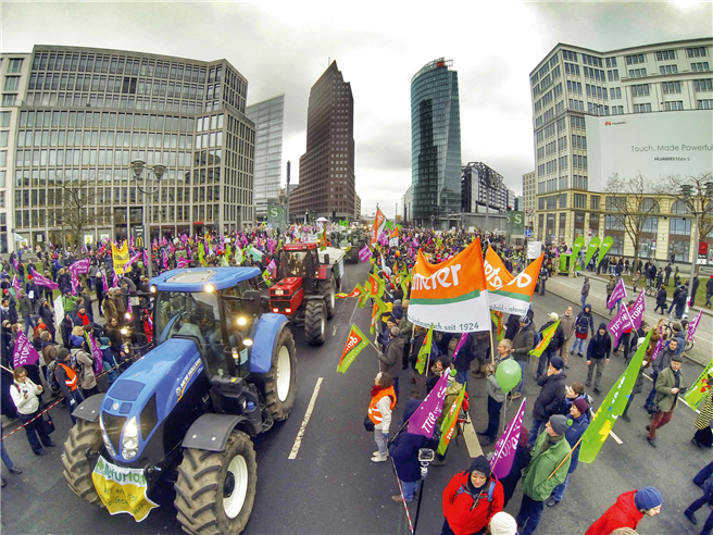 Wir haben es satt: Bauern und Städter demonstrieren in Berlin gemeinsam gegen eine weitere Industrialisierung der Nahrungsmittelproduktion. © Wir-haben-es-satt.de 
