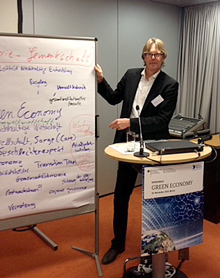 forum Chefredakteur Fritz Lietsch moderiert auf der Green Economy Konferenz 