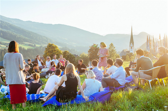 Das Geheimnis von Alpbach: Profund geführte Dialoge von Studenten, Führungskräften, Wissenschaftlern und Politikern vor idyllischer Alpenkulisse. Foto: Forum Alpbach / Maria Noisternig 