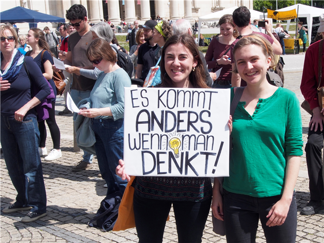 Klimaschutz geht uns alle an. Darum lohnt es sich dafür ein Zeichen zu setzen – wie hier beim Climate March in München © Maiken Winter 