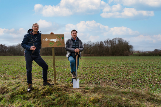 Gemeinsam stärker für den Klimaschutz: Agentur achtung! kauft Land und forstet auf