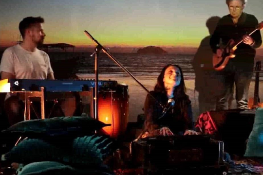 „Voice of Yoga meets UNDER ONE SKY“. Entspannende meditative Reise für die Seele hat am 21. April Premiere auf YouTube