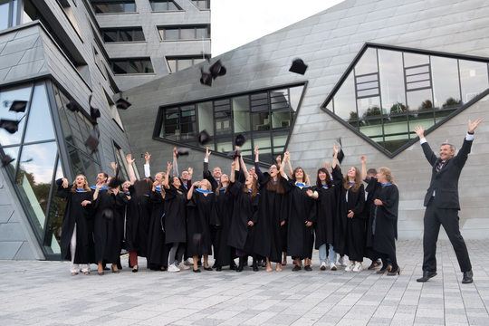 Leuphana feiert 26 Master of Sustainable Business Administration