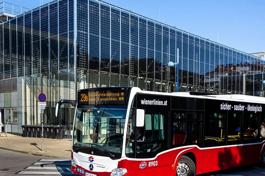 Wiener Linien nehmen erste Fassaden-Photovoltaik-Anlage in Floridsdorf in Betrieb