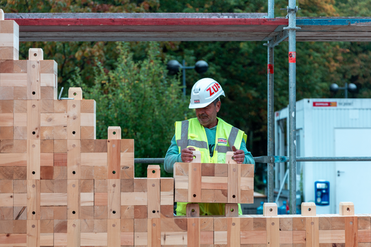 Praxisbeweis für zirkuläres Bauen am ehemaligen Flughafen Tegel: Die CRCLR HUT 2.0 ist eröffnet