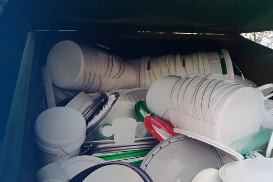 Landesinnungsverband des Maler- und Lackiererhandwerks Berlin-Brandenburg und Zentek halten Kunststoffeimer im Kreislauf