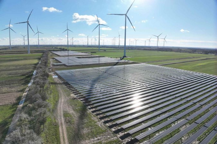 Hybridkraftwerk Parndorf verbindet Wind, Sonne, Speicher und Biodiversität