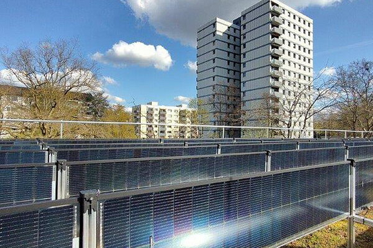 Erste senkrechte Photovoltaik auf städtischem Gründach
