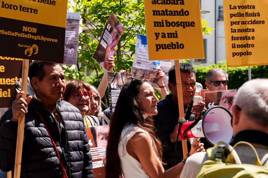 Indigene Demonstrierende verknüpfen italienische Lederindustrie mit der Zerstörung der Wälder ihrer unkontaktierten Verwandten